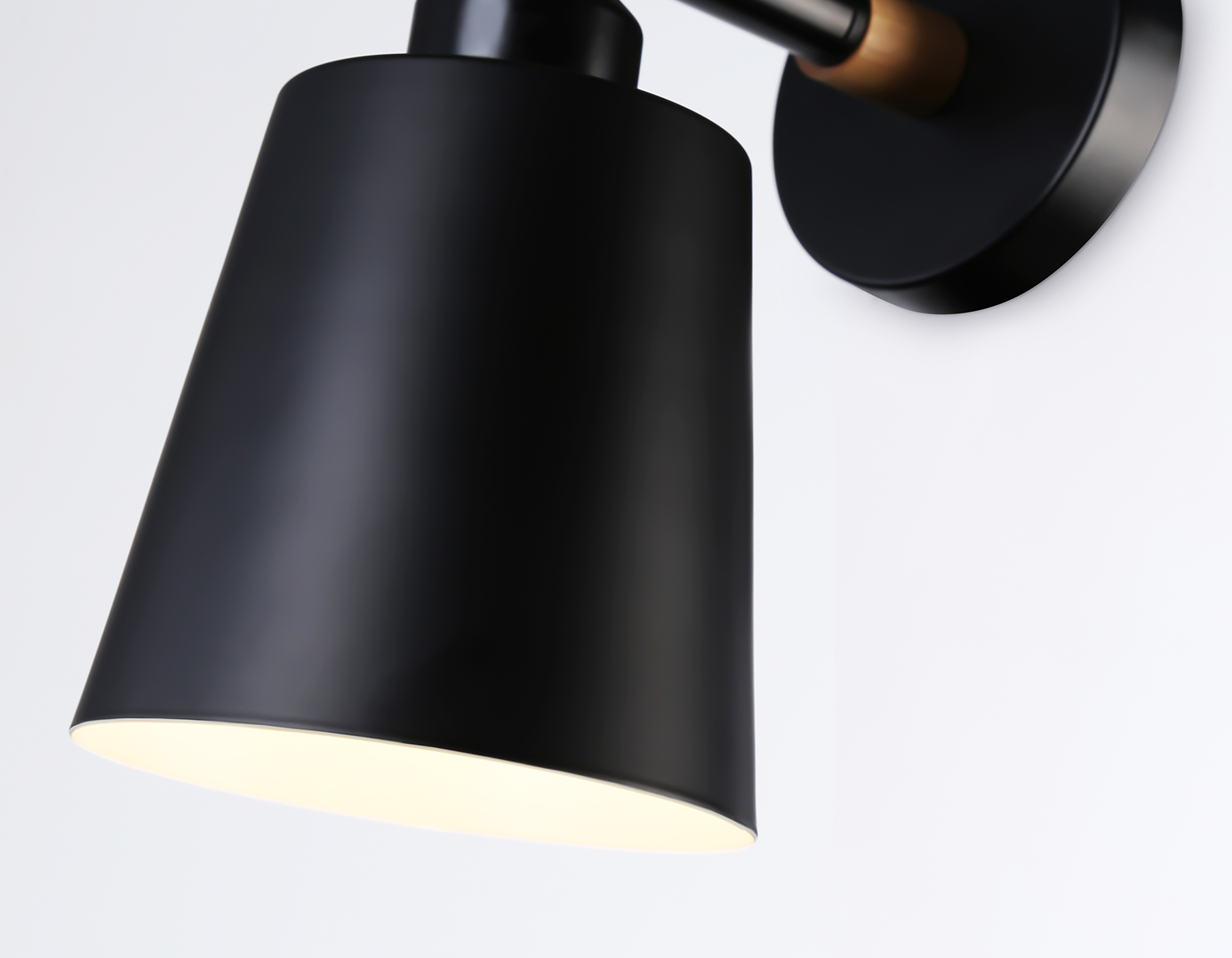 Светильник настенный Ambrella TR82213 BK/LW черный/светлое дерево E27 max 40W 230*130*190