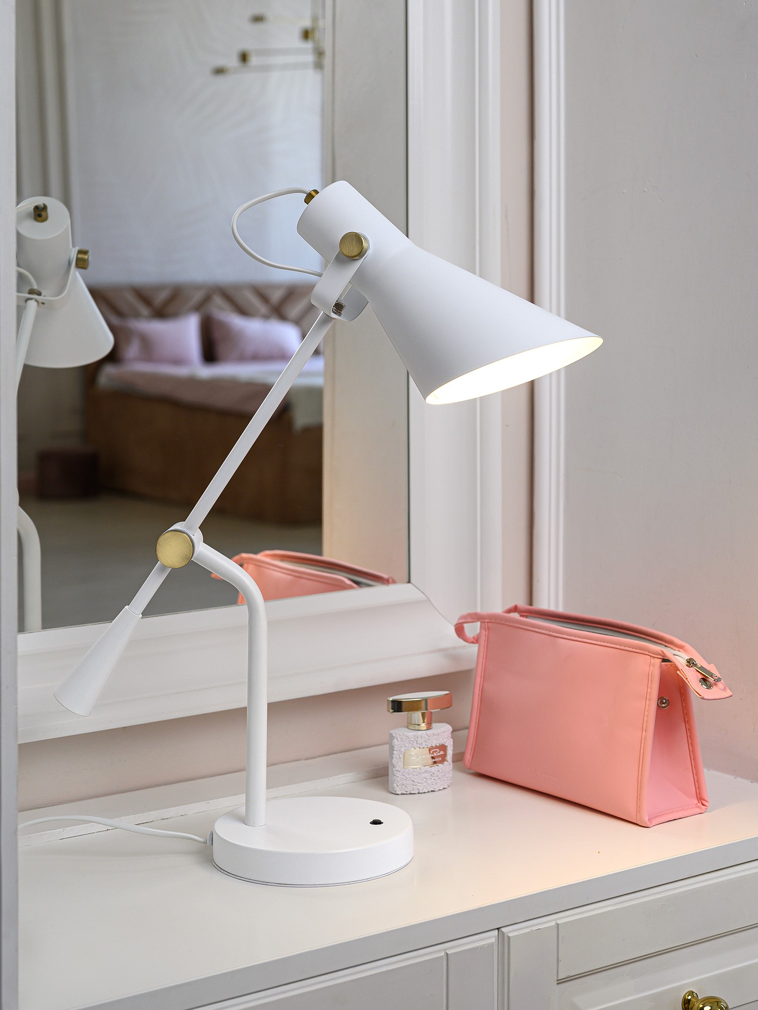 Светильник настольный Artstyle HT-706W E27*40Вт белый