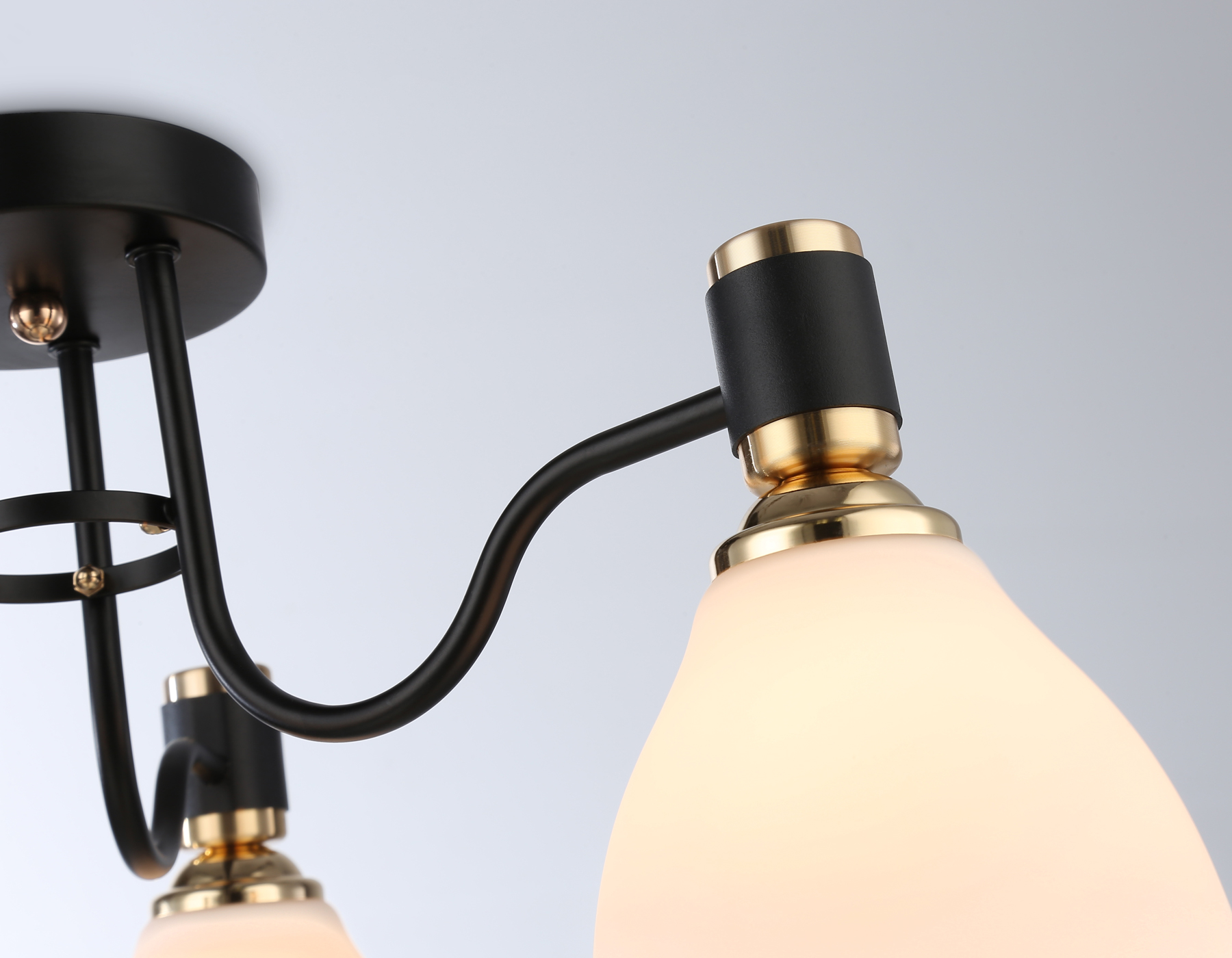 Светильник потолочный Ambrella TR303303/3 BK/GD/FR черный/золото/белый матовый E27*3 max60W D600*270