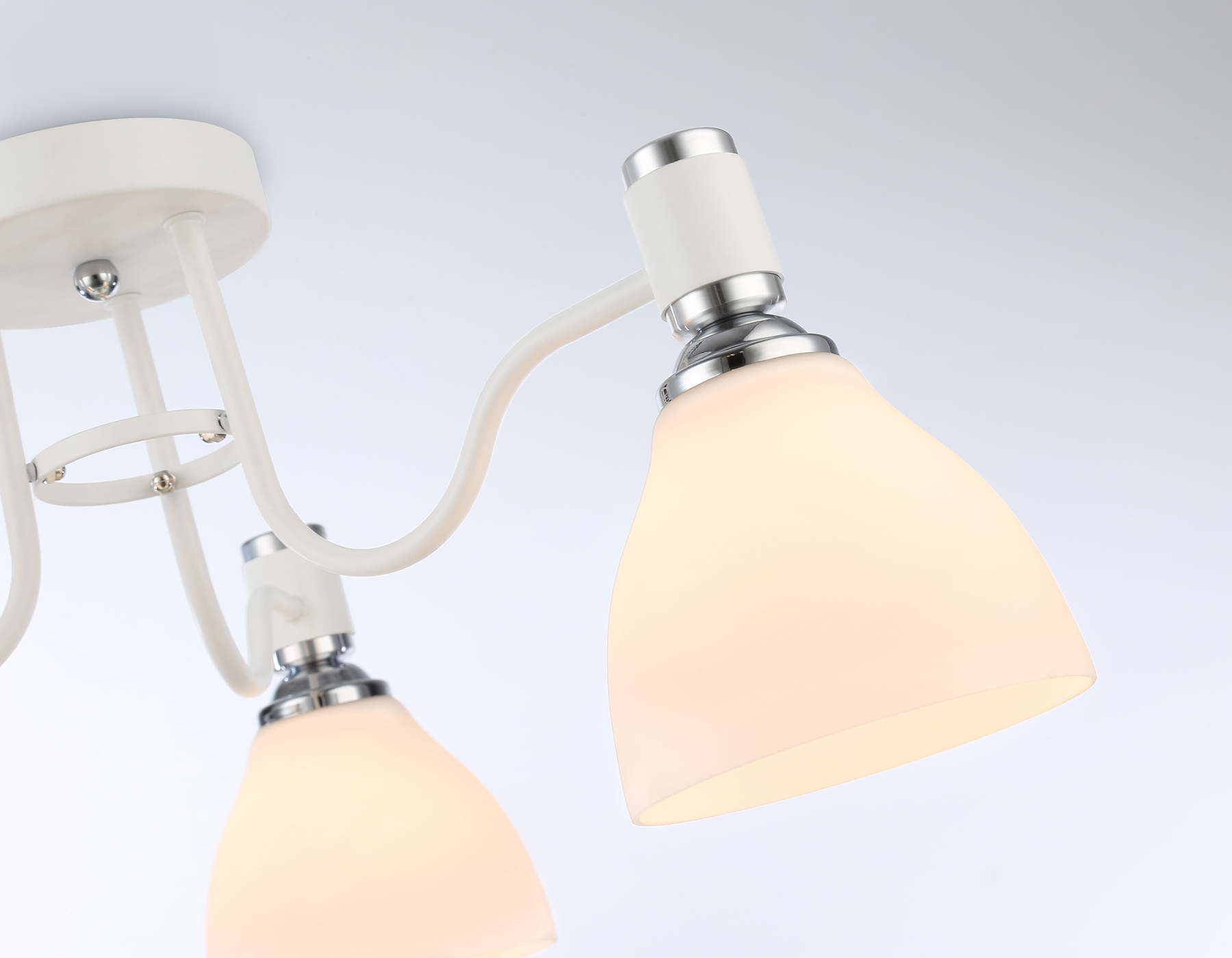 Светильник потолочный Ambrella TR303302/3 WH/CH/FR белый/хром/белый матовый E27*3 max60W D600*270