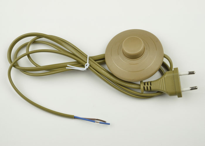 Сетевой шнур UNIEL UCX-C20/02A-170 BROWN с вилкой и выкл. (напольный). 2А, 500Вт, 1,7м. Коричневый.
