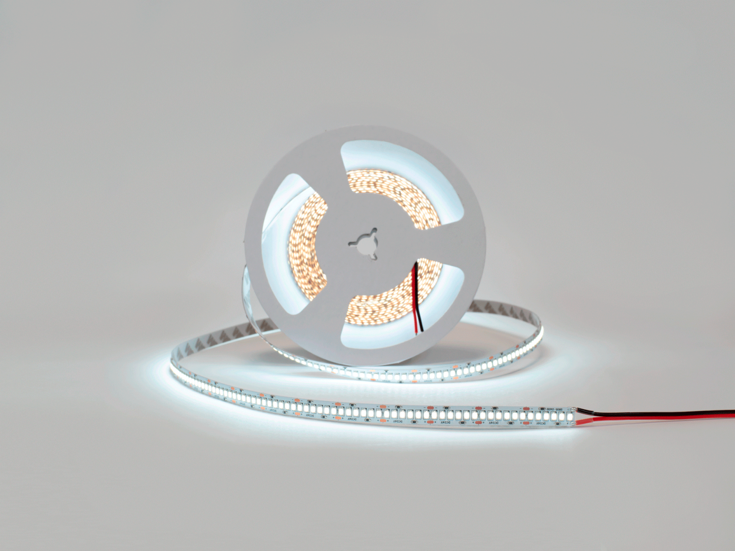 Лента светодиодная SWG Standard, стандарт 2835, 240 LED/м, 20 Вт/м, 24В , IP20, Цвет: Холодный белый