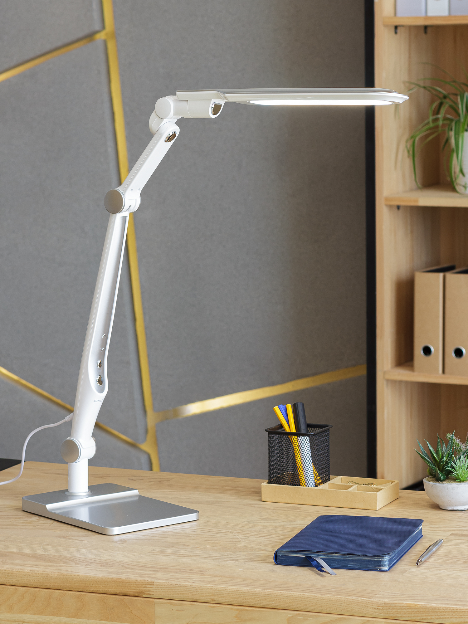 Светильник настольный Artstyle TL-402S пластик Led диммир.,10Вт серебро