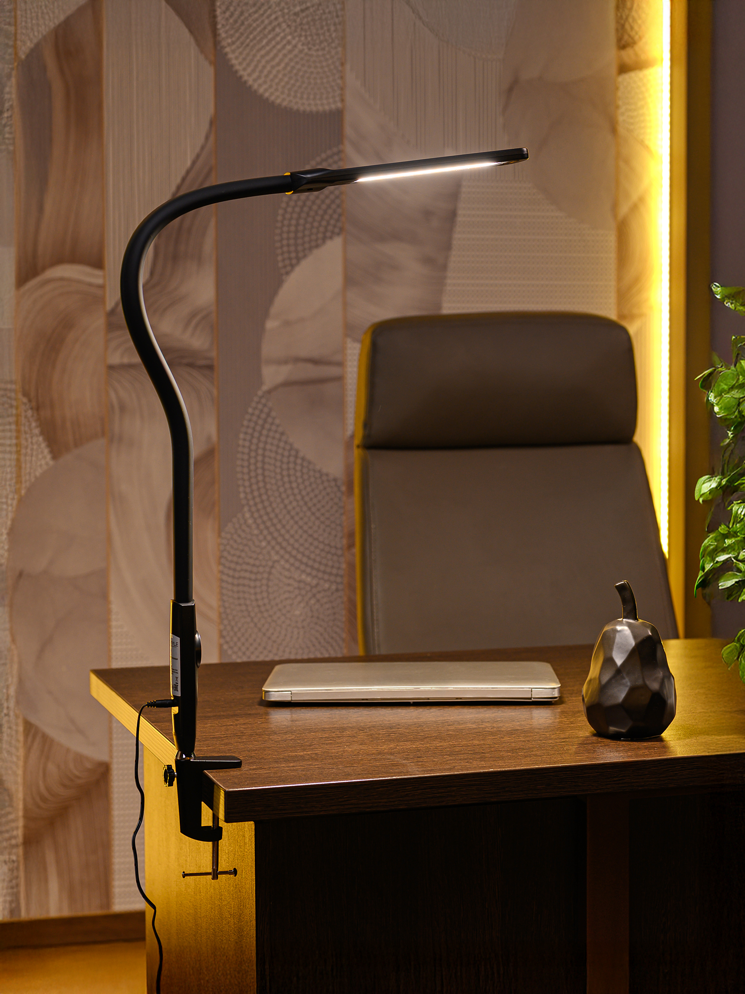 Светильник настольный Artstyle TL-468B Led, диммир.,10Вт черный, струбцина