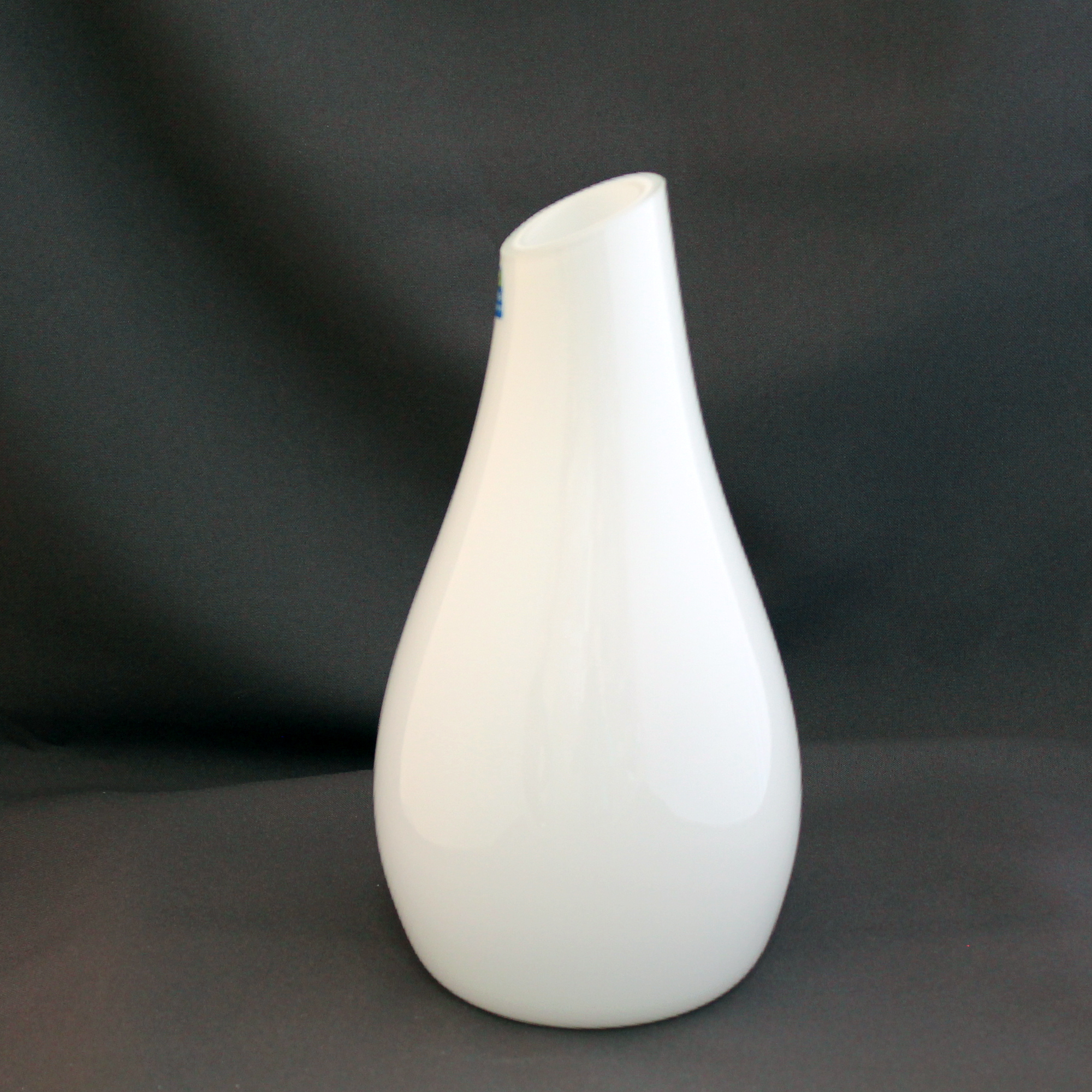 Ваза 90-013 "Либеро узкая №2" белый опал. 25 см 1576