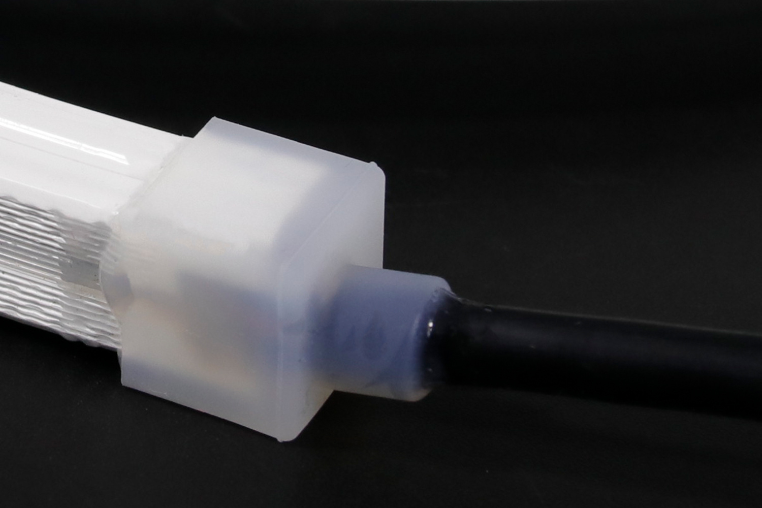 Силиконовая заглушка с выводом под провод, белая, END-1220-C-WH