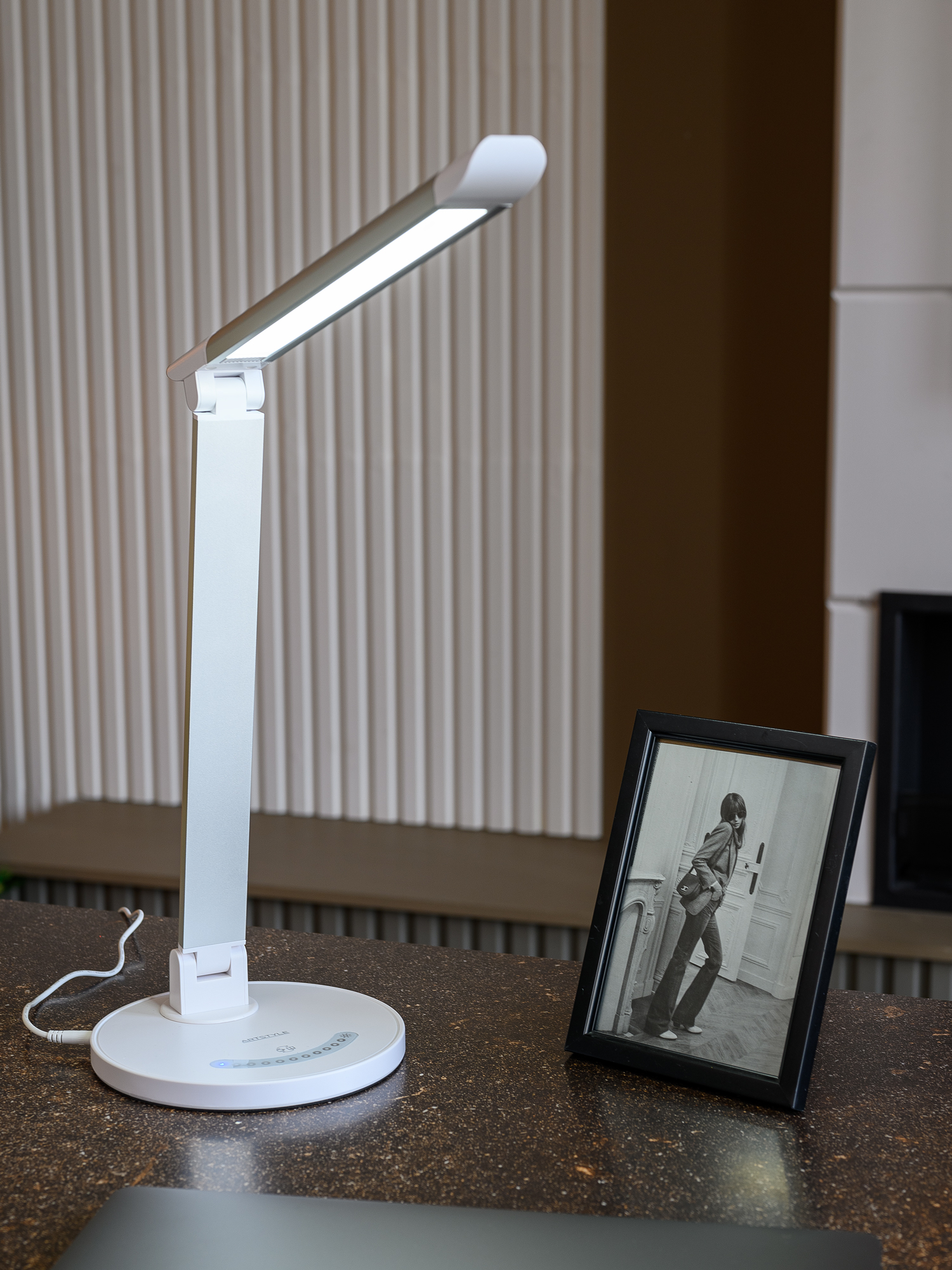 Светильник настольный Artstyle TL-255W Led диммир.14Вт белый