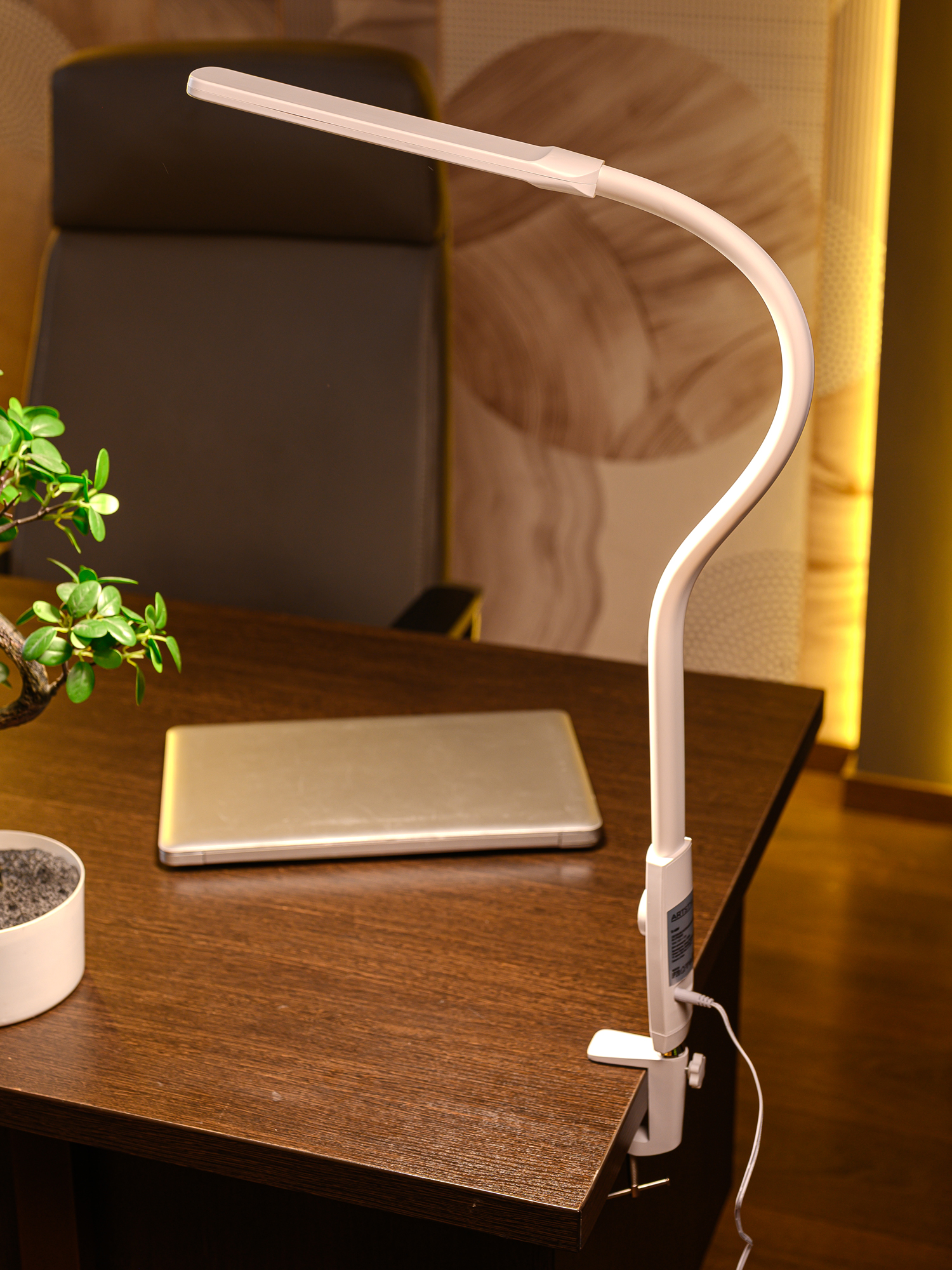 Светильник настольный Artstyle TL-468W Led, диммир.,10Вт белый, струбцина