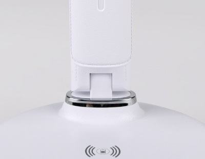 Светодиодная настольная лампа DE520 WH белый LED 3000-6400K 8W с беспроводной зарядкой